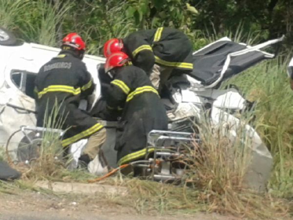 Motorista morre aps carro sair da pista e capotar na estrada da Guia