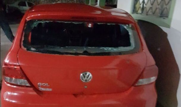 Ladro  baleado pela PM aps perseguio e troca de tiros; carro roubado  recuperado