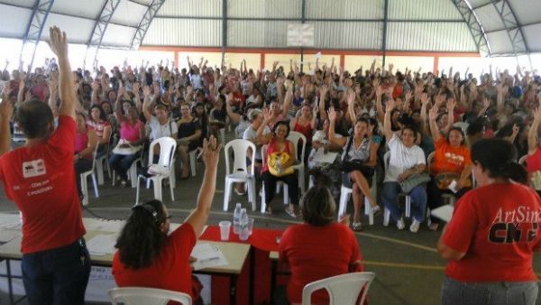 Prefeitura oferece reajuste de 13,66% para professores e servidores da rea, mas greve continua