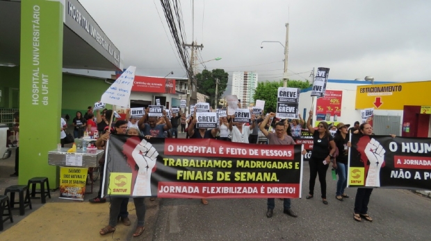 Em greve, servidores do HUJM protestam em frente de unidade hospitalar