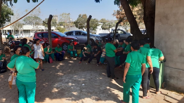 Trabalhadores da limpeza da UFMT entram novamente em greve por tempo indeterminado