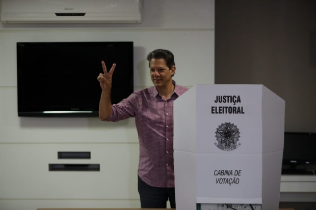 Aps caf da manh com aliados, Haddad vota na zona sul de So Paulo