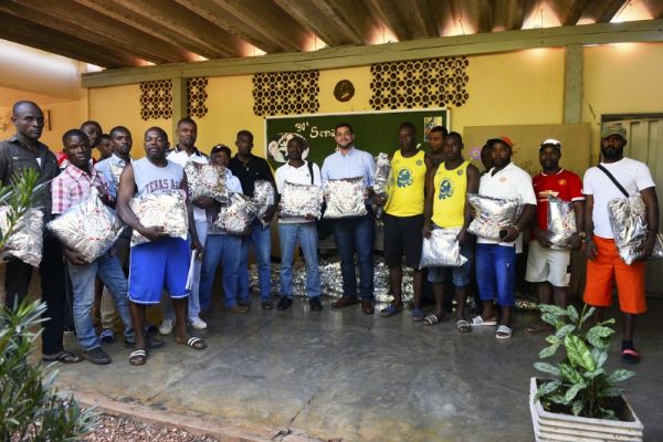 Haitianos recebem doaes de cobertores da Assistncia Social de Cuiab