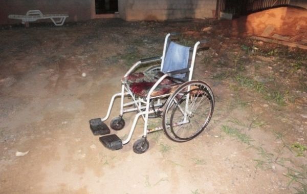 Conforme a mulher do caminhoneiro, ele estava na cadeira de rodas recuperando-se de fraturas nas duas pernas