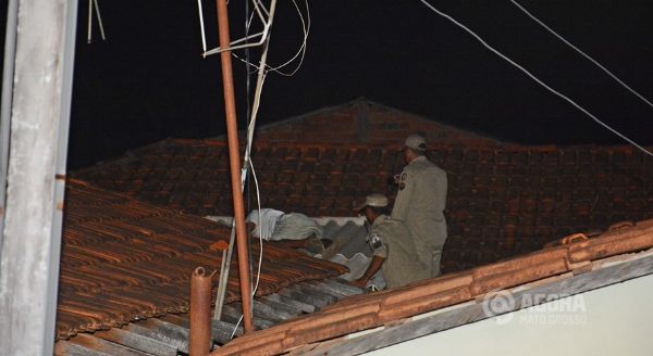 Homem fica preso em telhado ao 'invadir' casa em Mato Grosso