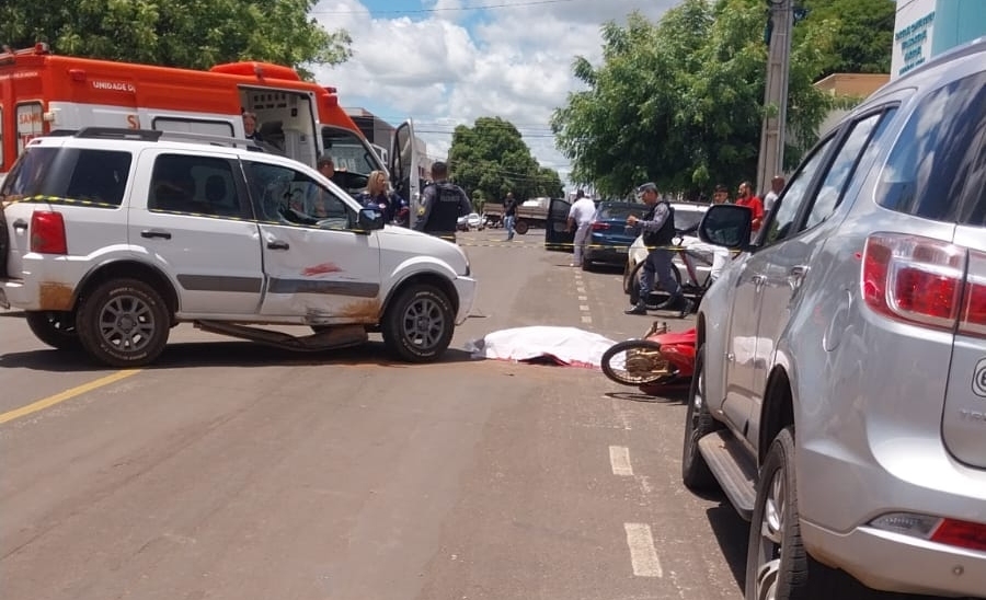 Homem de 37 anos morre aps colidir moto contra Ecosport que saa de estacionamento