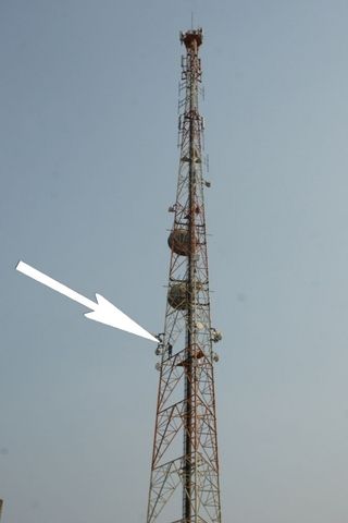 Homem pula de torre de telefonia de 20 metros e morre de hemorragia (fotos) 