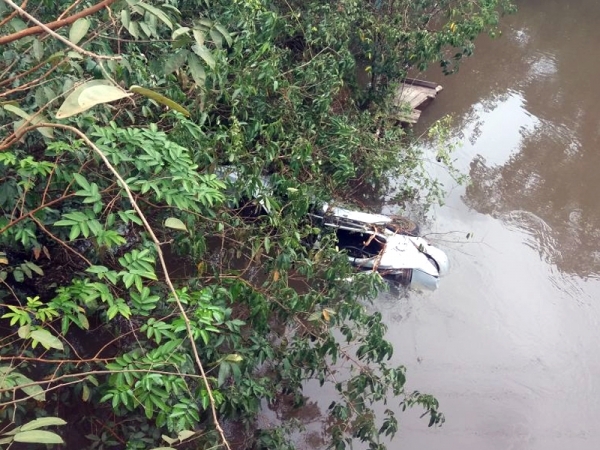 ​Motorista perde controle de carro e morre ao cair em rio