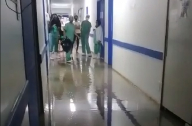 Forte chuva alaga corredores e quartos de Hospital Regional em cidade de MT