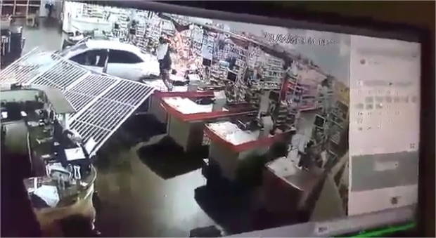 Criminosos usam carro roubado para derrubar porta e invadir mercado;  veja vdeo 