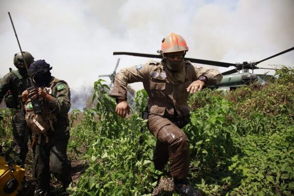 Militares cercados pelo fogo no Pantanal so resgatados por avio da FAB;  veja fotos
