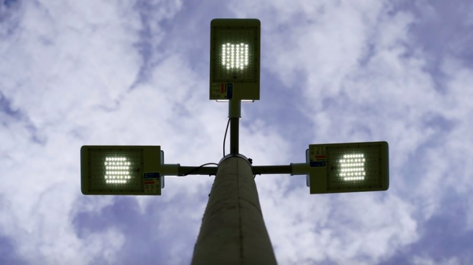Ao tentar 'alugar lmpadas' por R$ 92 milhes, Emanuel ignorou LEDs doadas pelo estado