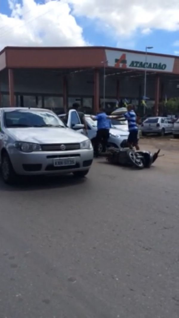 Vdeo mostra acidente de trnsito que vira 'pancadaria' em rua de Cuiab