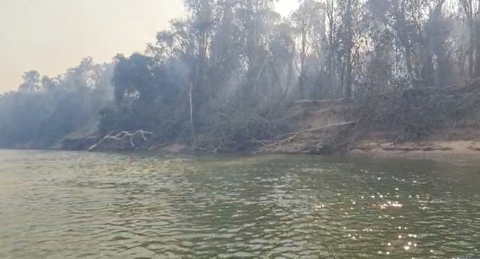 Incndio atinge Baa das Pombas prximo do rio Paraguai; bombeiros ainda tentam controlar as chamas