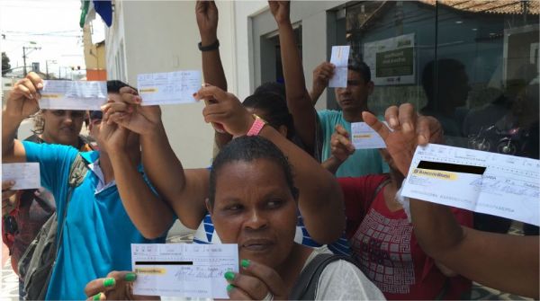 Cabos eleitorais de Wilson Santos fazem protesto aps atraso causado por problema em repasse