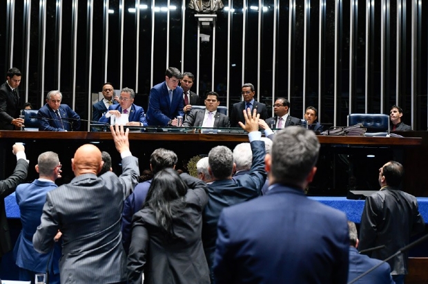 Senado descarta decreto de armas de Bolsonaro;   Veja como cada senador de MT votou