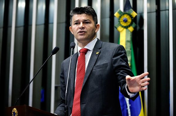 Medeiros diz que Dilma fez delivery de cargos e tentou varrer sujeira para debaixo do tapete