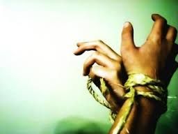Mulher acusa patres de tortur-la e mant-la em crcere privado