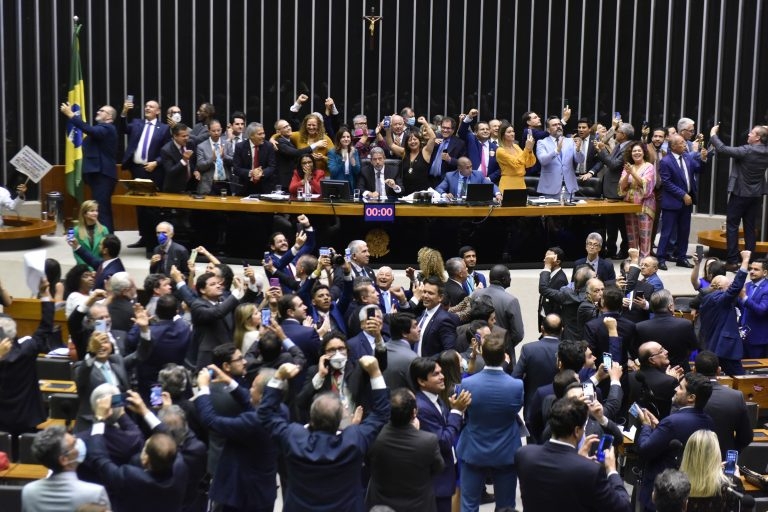 Congresso aprova piso nacional de R$ 4.750 para trabalhadores da enfermagem; Emanuelzinho comemora