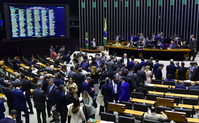 Em votao histrica, Cmara dos Deputados aprova Reforma Tributria com 382 votos favorveis e 118 contrrios
