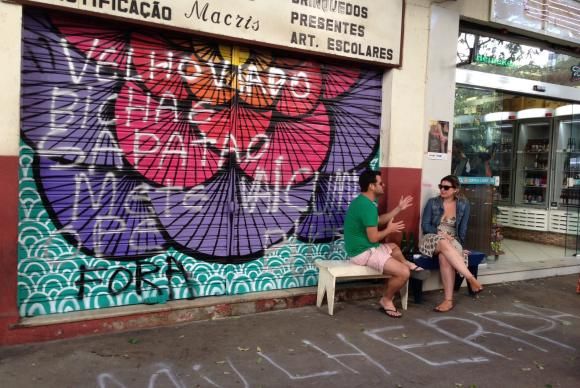 Pichao homofbica  refeita sobre grafite na zona sul do Rio