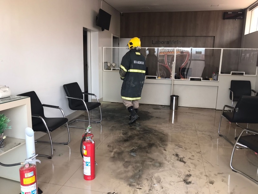 Bombeiros apagam princpio de incndio em laboratrio em MT