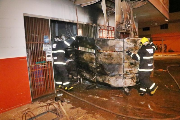 Supermercado  destrudo por incndio durante a madrugada; fogo comeou em freezer