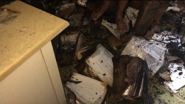 Criminosos ateiam fogo na casa de ex-prefeito e queimam arquivos e documentos