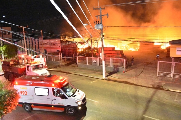 Incndio atinge comrcio e destri loja de materiais para construo; veja fotos e vdeo