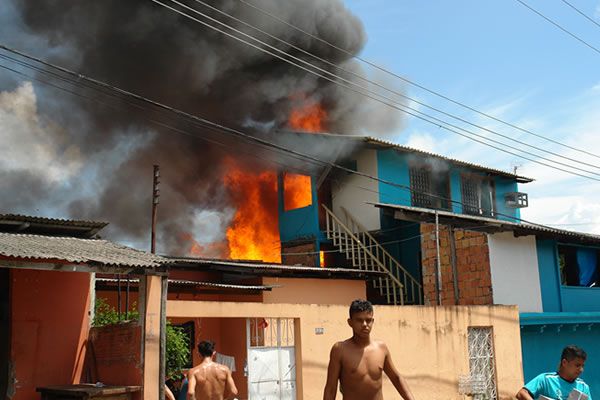 Fogo destri residncia no bairro Centro Amrica em Cuiab