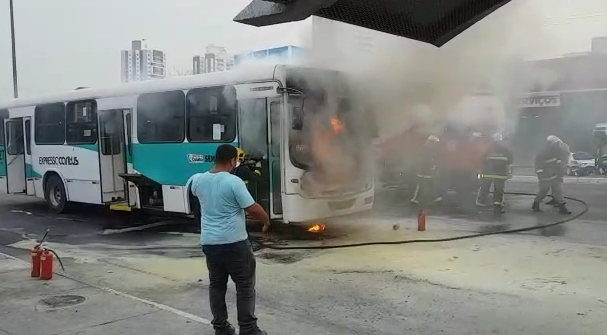 Princpio de incndio assusta passageiros de nibus em Cuiab; veja vdeos 