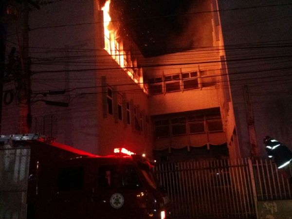 Incndio atinge antiga Delegacia da Mulher de Cuiab na noite deste sbado; veja fotos e vdeos