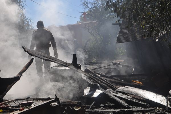 Corpo de Bombeiro controla incndio em casa no Bosque da Sade
