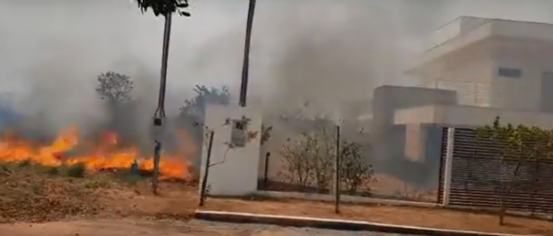 Incndio atinge condomnio na Estrada da Chapada e morador desmaia aps inalar fumaa;  veja vdeos