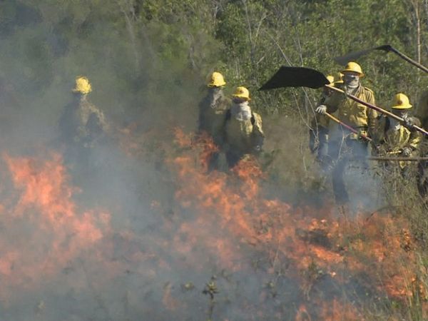 Fogo consome reserva indgena h 15 dias; bombeiros buscam ajuda de fazendeiros da regio