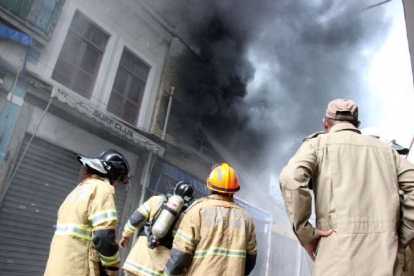 Incndio atinge loja no centro do Rio