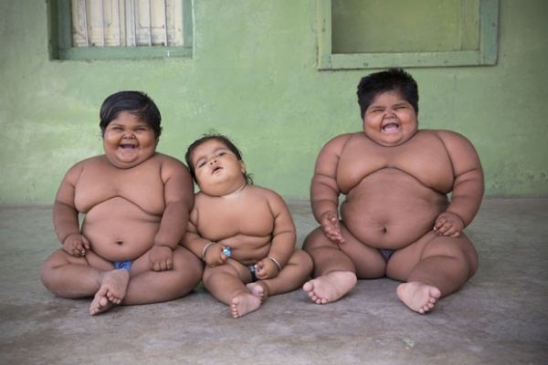 Da esquerda para a direita, Yogita, Harsh e Anisha tm, respectivamente, 34 kg, 15 kg e 48 Kgs