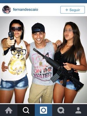 Jovem de Cubato aparece em foto com duas garotas e armas
