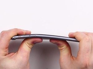 Visitantes de lojas da Apple tentam dobrar iPhone 6 e estragam aparelhos