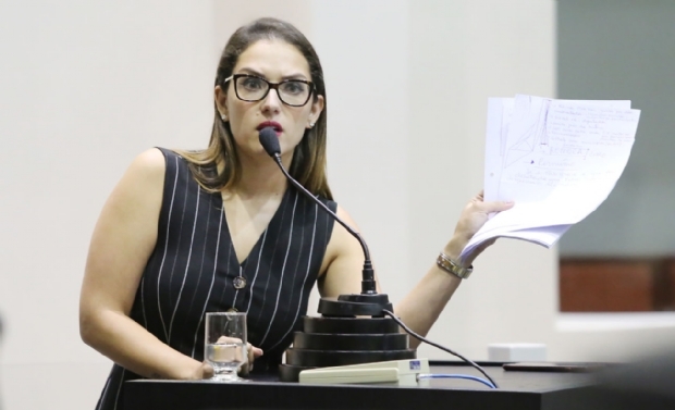 Deputada denuncia governador e secretrio por improbidade em contrato de quase R$2 milhes