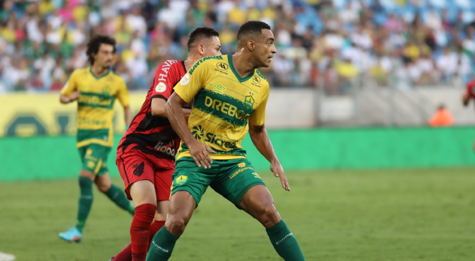 Brasileiro 2022: Cuiab  derrotado pelo Athletico-PR e continua encostado na zona de rebaixamento