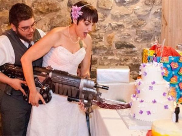 Nerds se casam e cortam bolo com arma de 'Gears of War' :: Notícias de MT
