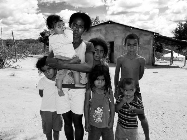 Ao lado dos filhos, Jesuna conta as dificuldades encontradas no serto da Bahia