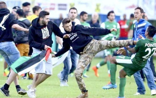 Aps invaso, torcedor agride jogador do Maccabi Haifa com um chute