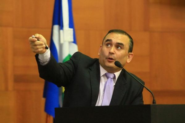 Julio Modesto defende veto e sacrifcio dos poderes