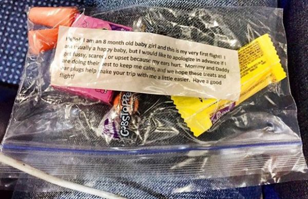 Pais de beb entregam a passageiros 'kit desculpas' por choro no avio