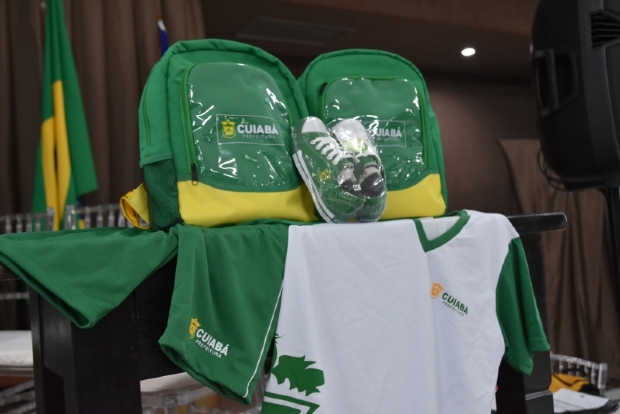 Cuiab entrega kits modernos com mochilas, tnis e uniformes para 50 mil alunos da rede municipal; veja fotos