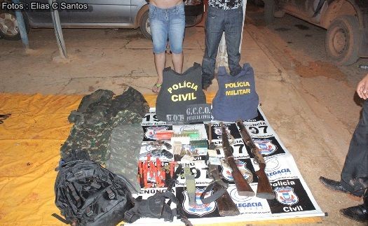 Dois assaltantes de banco foram presos com armas, munies e dinheiro