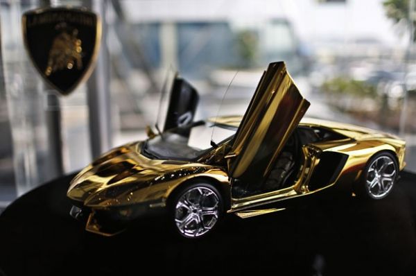 Lamborghini feita de ouro tenta entrar para o Guinness, livro dos recordes