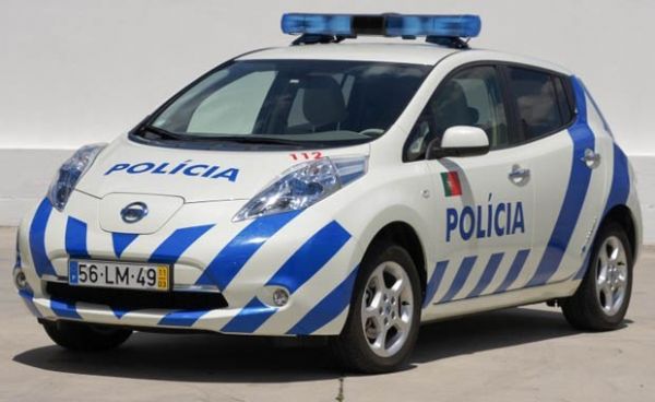 Nissan Leaf vira carro de polcia em Portugal